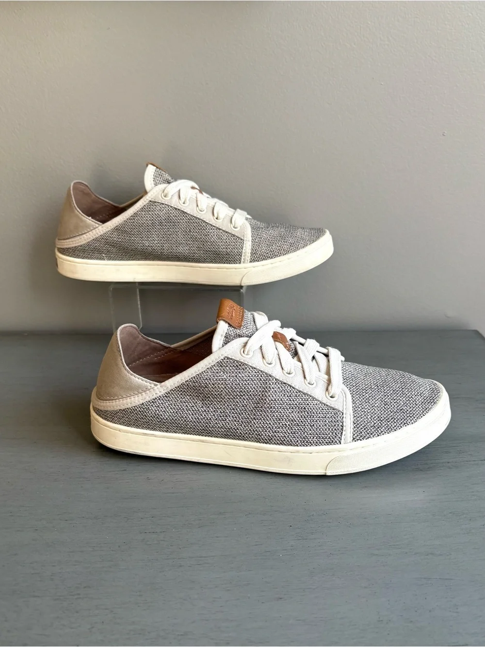 OluKai Pehuea Li Tan/Gray Mesh Low Top Lace-Up Sneakers Women 8 Drop In Heel
